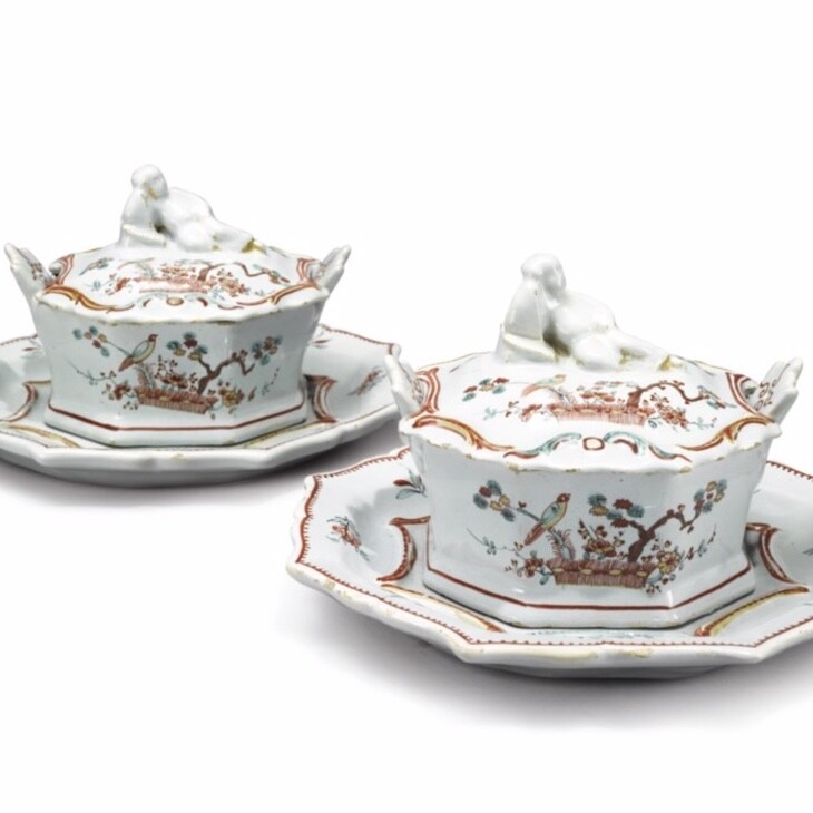 PAIR OF POLYCHROME PETIT FEU AND GILDED BUTTER TUBS, COVERS AND STANDS